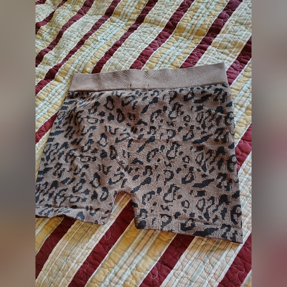 Bozzolo Animal Print Tan Shorts - Picture 3 of 4